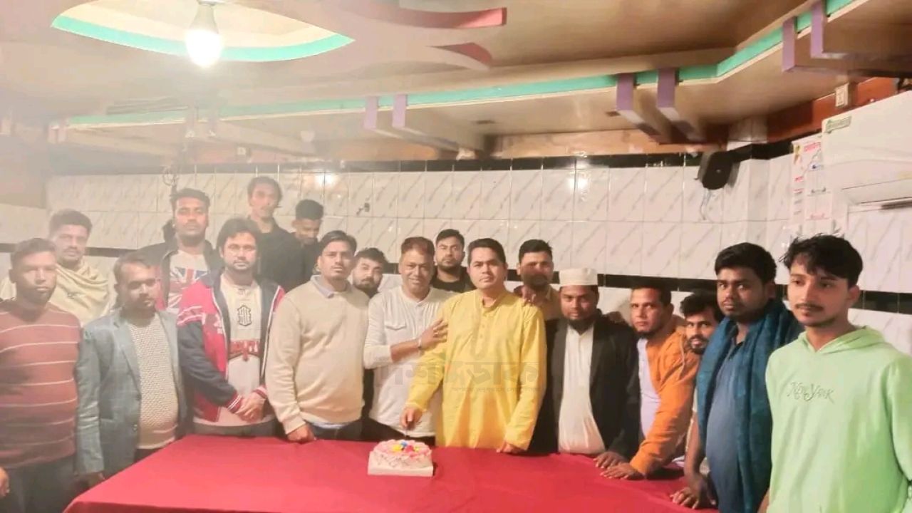 দেবিদ্বারে স্বেচ্ছাসেবক দল নেতা মো. রেজাউল করিমের জন্মদিন উদযাপন